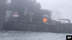 Tim penyelamat bekerja di lokasi setelah sebuah kapal kargo ditabrak oleh kapal tanker yang membawa bahan bakar jet untuk militer AS di lepas pantai Inggris timur, Senin, 10 Maret 2025. 