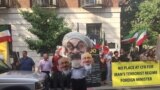گروهی از مخالفان جمهوری اسلامی ایران در مقابل محل سخنرانی محمدجواد ظریف اعتراض خود را بیان کردند.