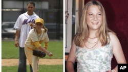 A la izquierda Sammi Kane Kraft en la película Bad News Bears, cuya premiere se realizó en 2005 (derecha).