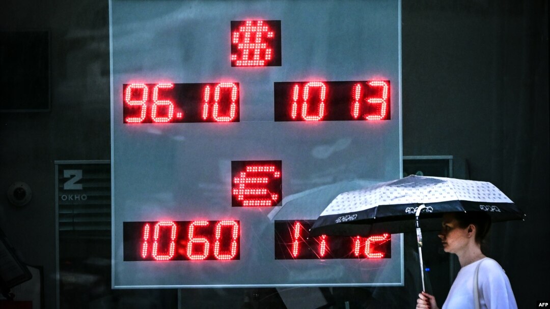 Kursna lista u Moskvi (Foto: Yuri KADOBNOV / AFP)
