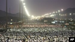 Muslim pilgrims leave Arafat to Muzdalifah for the next step in the Hajj, near Mecca, Saudi Arabia, Thursday, 26 Nov. 2009