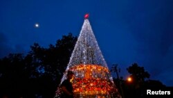 Seorang polisi bersenjata berjaga pada saat misa Natal di Gereja Katedral, di Makassar, Sulawesi Selatan, 24 Desember 2014. (Foto:Dok)