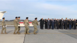 特朗普总统、美军高层将领及爱荷华州政府官员在特拉华州多佛空军基地举行庄严的遗体移交仪式，悼念在叙利亚阵亡的两名爱荷华州国民警卫队成员及一名平民翻译。（2025年12月17日）