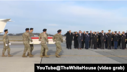 特朗普总统、美军高层将领及爱荷华州政府官员在特拉华州多佛空军基地举行庄严的遗体移交仪式，悼念在叙利亚阵亡的两名爱荷华州国民警卫队成员及一名平民翻译。（2025年12月17日）