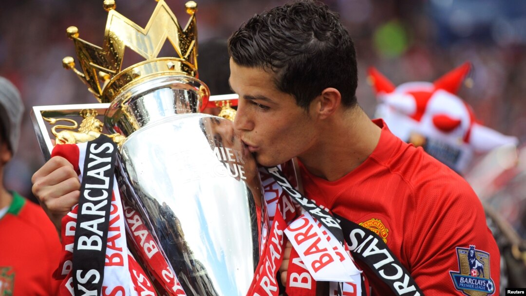 Cristiano Ronaldo mencium piala juara Liga Primer ketika masih bermain untuk Manchester United, 16 Mei 2009 (foto: dok). 