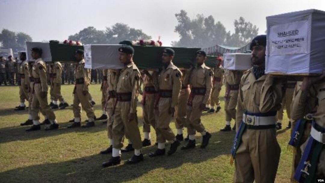 Tulisan Sahid atu Martir tertulis di peti yang membawa jenasah para korban serangan NATO ke pemakaman di Peshawar (27/11).