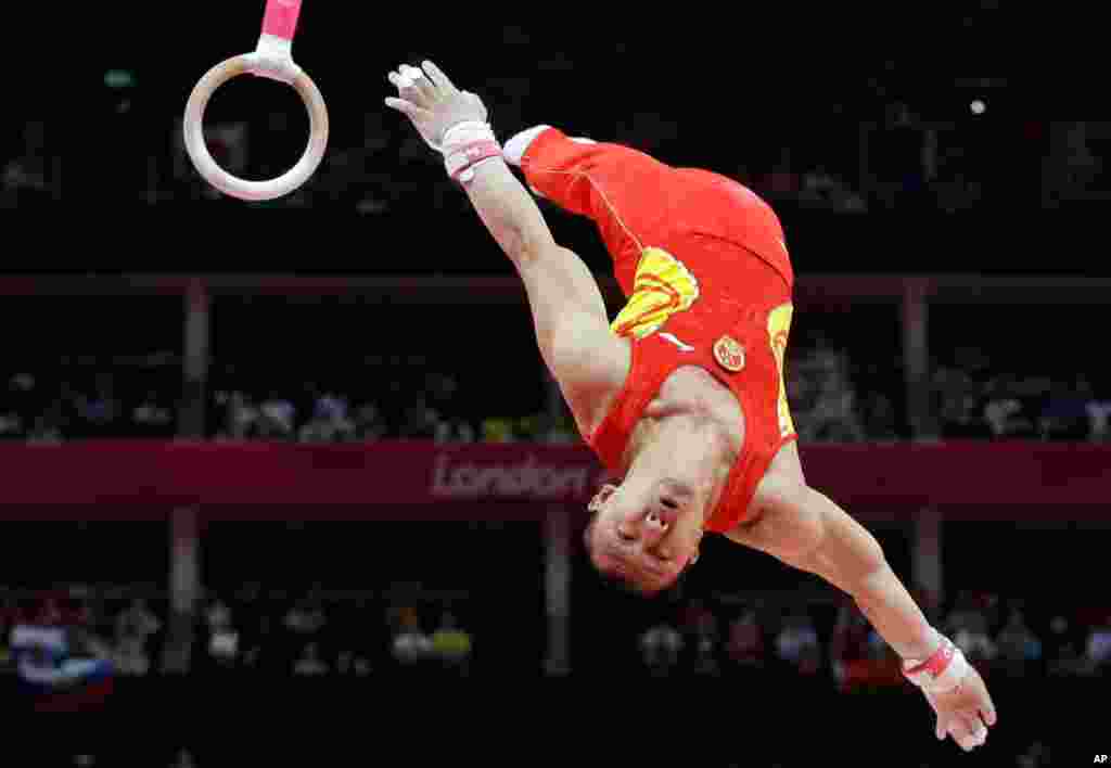 中国体操运动员陈一冰6月30日在男子艺术体操的决赛中于吊环上的表现。