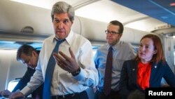 Menlu AS John Kerry berbicara dengan para wartawan di dalam pesawat dalam salah penerbangan kenegaraan (foto:dok).