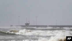 “汉娜”飓风7月25日扑向德克萨斯州南部海岸地区，预计晚些时候登陆。