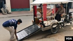 “Mobilituk,” a tuk tuk designed by Agiel Development Group to assist disabled person on their travel in Phnom Penh on December 21, 2016. (Hean Socheata/ VOA Khmer)