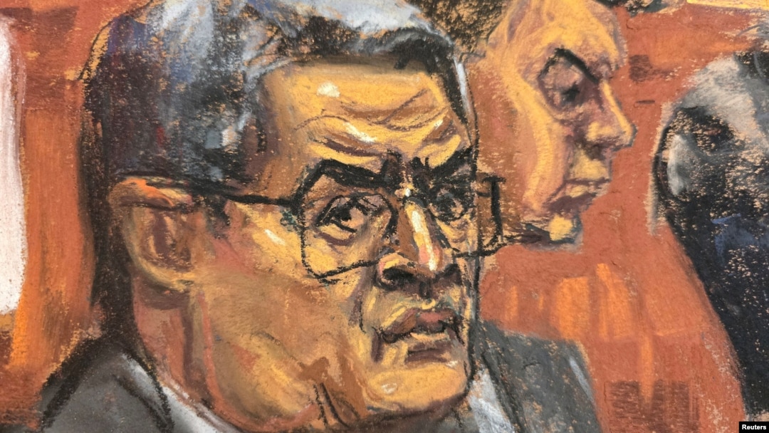El expresidente de Honduras Juan Orlando Hernández, que vistió traje durante el juicio, se mostró imperturbable al declarar por intermedio de un intérprete. 