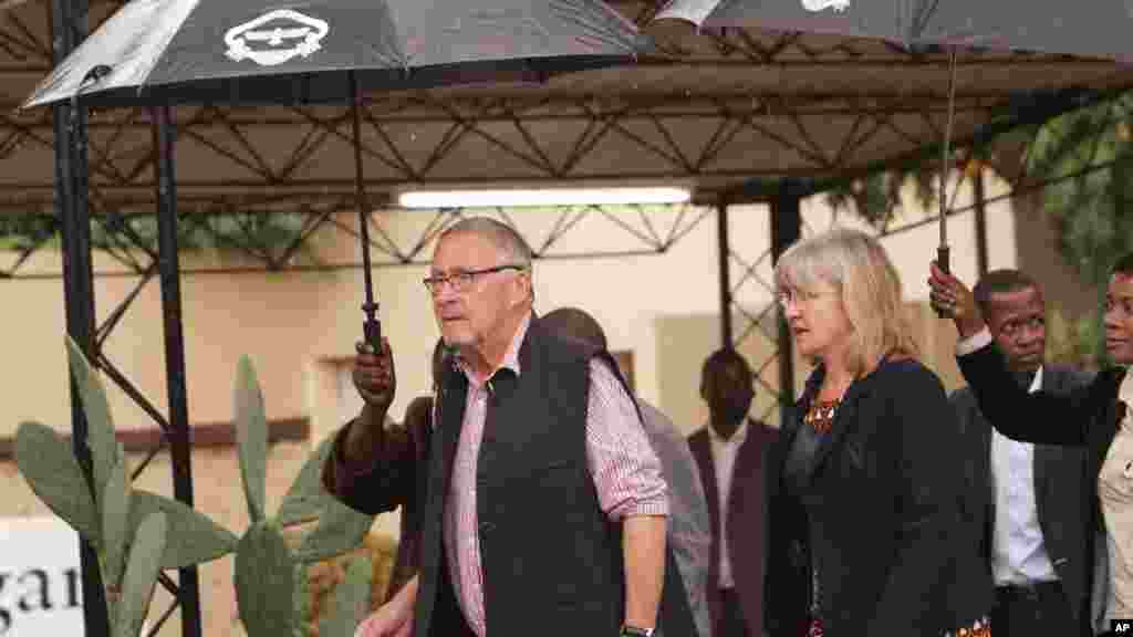 Le président zambien par intérim Guy Scott, accompagné de son épouse Charlotte, votent le jour du scrutin à Lusaka, le 20 janvier 2015.