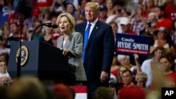 El presidente Donald Trump participa en acto en apoyo a la senadora Cindy Hyde-Smith, republicana por Mississippi, el martes, 2 de octubre de 2018, en Southhaven, Mississippi.