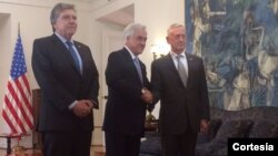 El presidente Sebastián Piñera (centro) da la bienvenida al secretario de Defensa de EE.UU., James Mattis (derecha) el jueves 16 de agosto.