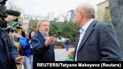 Los politicos opositores rusos Grigory Yavlinsky y Sergei Mitrokhin hablan con la prensa durante la manifestación el sábado, 17 de agosto, de 2019, en Moscú, para exigir que las autoridades permitan a candidatos de la oposición participar en las próximas elecciones locales.