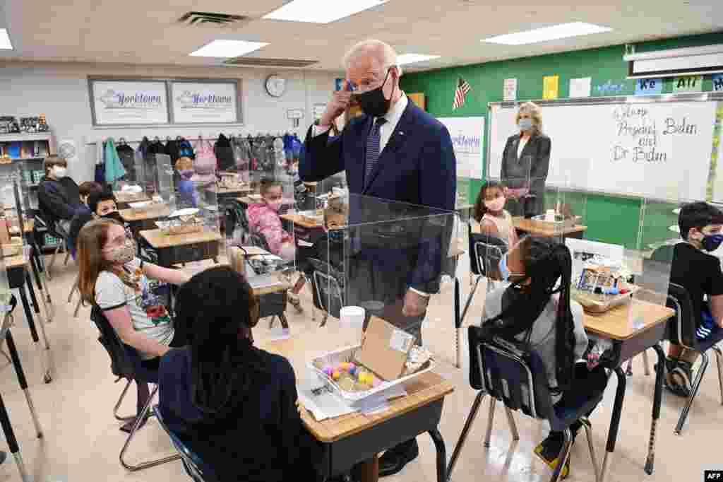 조 바이든 미국 대통령과 부인 질 바이든 여사가 지난 달 발표한 교육, 가족 지원책인 &#39;미국 가족 플랜&#39; 홍보 차 버지니아주 요크타운 초등학교를 방문했다. 