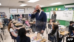 조 바이든 미국 대통령과 부인 질 바이든 여사가 지난 달 발표한 교육, 가족 지원책인 '미국 가족 플랜' 홍보 차 버지니아주 요크타운 초등학교를 방문했다. 