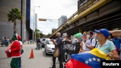Trabajadores de la salud protestan en Caracas, Venezuela, por sus bajos salarios. [Foto del 29 de octubre de 2020*