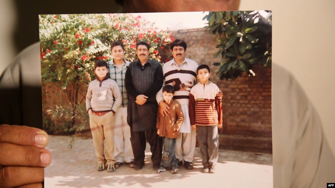د کال ٢٠١٦ په دې تصویر کې ډاکټر شکیل افریدی د خپل مشر ورور جمیل افریدي گس لاس ته ولاړ دی