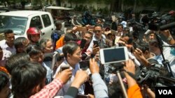 FILE PHOTO - Journalists gathered around Pheng Heng, co-defense attorney for opposition leader Kem Sokha, after a bail hearing session in Phnom Penh, Cambodia, August 22, 2018. (Ty Aulissa/VOA Khmer)