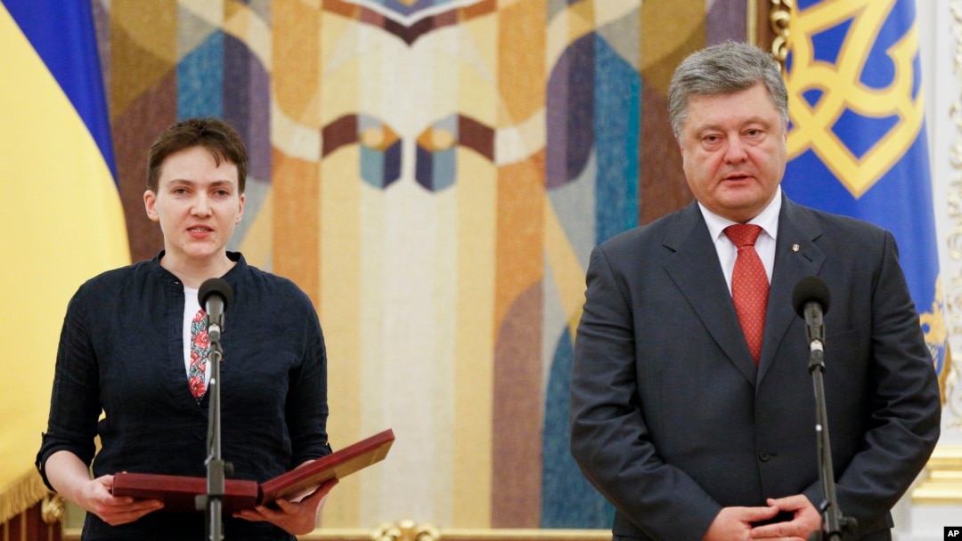 Nữ phi công của Ukraine bị Nga phát biểu cạnh Tổng thống Ukraine Petro Poroshenko tại Kiev, ngày 25/5/2016.
