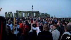 El líder druida Arthur Uther Pendragon (centro) durante una ceremonia al amanecer en el antiguo monumento circular de piedra de Stonehenge, en el sur de Gran Bretaña, en el día del Solsticio de Invierno.