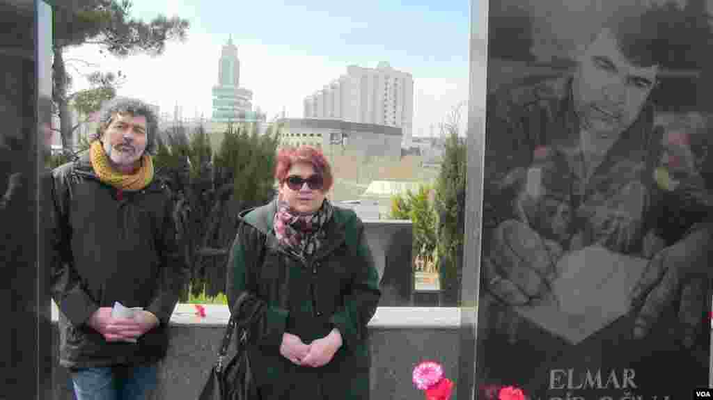 Xədicə İsmayıl Elmar Hüseynovun qəbri önündə