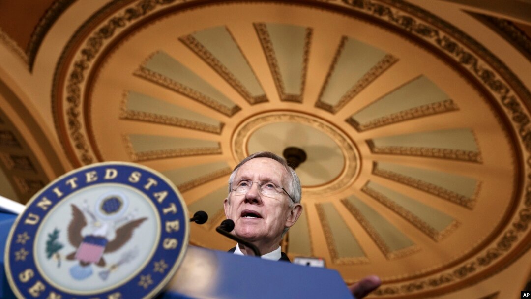 “Estos son importantes pasos iniciales en contra de la epidemia de violencia por armas que aqueja a nuestra nación, e incluyen reformas que cuentan con gran apoyo entre los estadounidenses", afirmó Harry Reid, líder demócrata en el Senado.