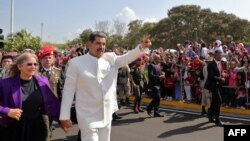 Nicolás Maduro y su pareja Cilia Flores, a la izquierda, caminan por el parque de La Vereda del Lago en Maracaibo, durante un desfile militar para celebrar una fecha patria, el 24 de Julio de 2023. Estados Unidos ratificó que su oferta de recompensa por Maduro sigue "activa".