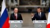 Presiden Prancis Emmanuel Macron (kanan) dan Presiden Rusia Vladimir Putin tampil bersama dalam sebuah konferensi pers Versailles, Prancis, pada 29 Mei 2017. (Foto: Reuters/Philippe Wojazer)