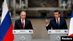 Presiden Prancis Emmanuel Macron (kanan) dan Presiden Rusia Vladimir Putin tampil bersama dalam sebuah konferensi pers Versailles, Prancis, pada 29 Mei 2017. (Foto: Reuters/Philippe Wojazer)
