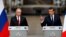 Tổng thống Pháp Emmanuel Macron (phải) và Tổng thống Nga Vladimir Putin tại một cuộc họp báo chung ở Versailles, Pháp, vào năm 2017.