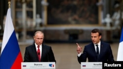 에마뉘엘 마크롱(오른쪽) 프랑스 대통령과 블라디미르 푸틴 러시아 대통령이 지난 2017년 베르사유에서 공동회견하고 있다. (자료사진)