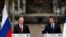 에마뉘엘 마크롱(오른쪽) 프랑스 대통령과 블라디미르 푸틴 러시아 대통령이 지난 2017년 베르사유에서 공동회견하고 있다. (자료사진)