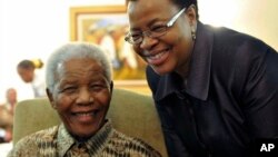 아내 그라사 만델라(오른쪽)와 웃고 있는 넬슨 만델라 전 남아공 대통령. (자료사진)
