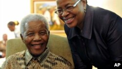 Graca Machel, la mujer de Mandela, ha permanecido junto a Madiba los diez días que lleva hospitalizado. 