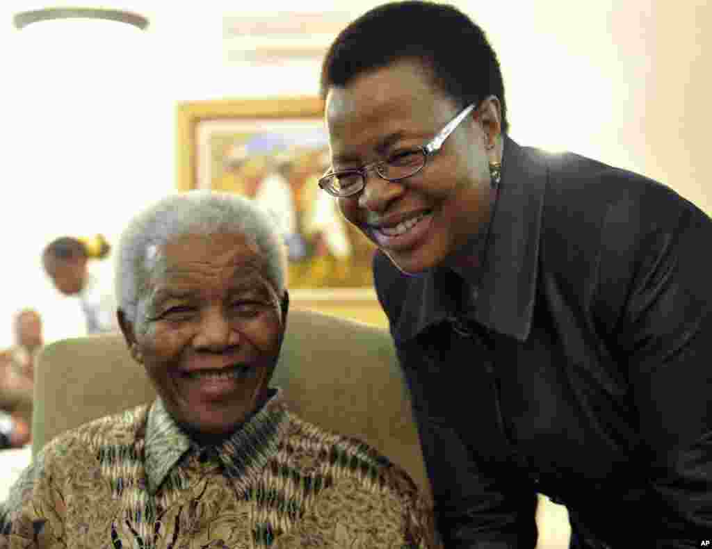 Nelson Mandela junto a su esposa después de votar anticipadamente para unas elecciones locales en su hogar en Joanesburgo.