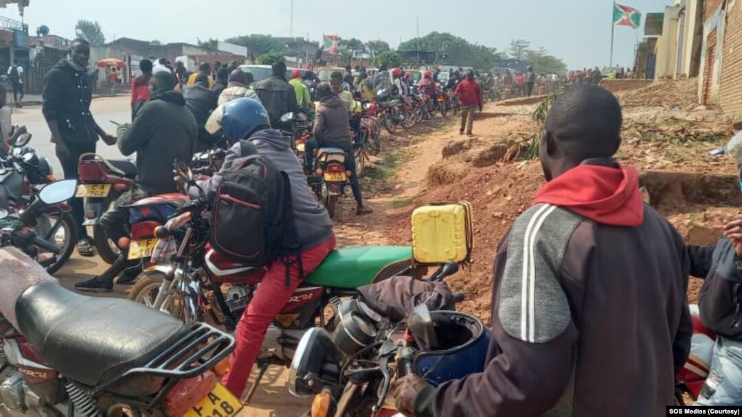 Bamwe mu bakora akazi ko kunguruza abantu biciye ku ma pikipiki barindiriye igitoro