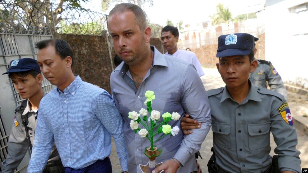 Philip Blackwood (kedua dari kanan), manajer V Gastro Bar asal Selandia Baru, bersama pemilik bar Tun Thurein (kedua dari kiri) tiba di pengadilan di Yangon (17/2). (AP/Khin Maung Win)