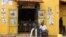 Des hommes assis devant des affiches électorales à Beni, dans la province du Nord-Kivu en RDC, le 5 décembre 2018.