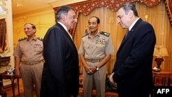 Bộ trưởng Quốc phòng Hoa Kỳ Leon Panetta gặp Thủ tướng Ai Cập Essam Sharaf tại Cairo, ngày 4/10/2011
