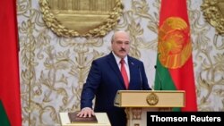 El presidente bielorruso, Alexander Lukashenko, asiste a la ceremonia de juramentación en Minsk, el miércoles 23 de septiembre de 2020.