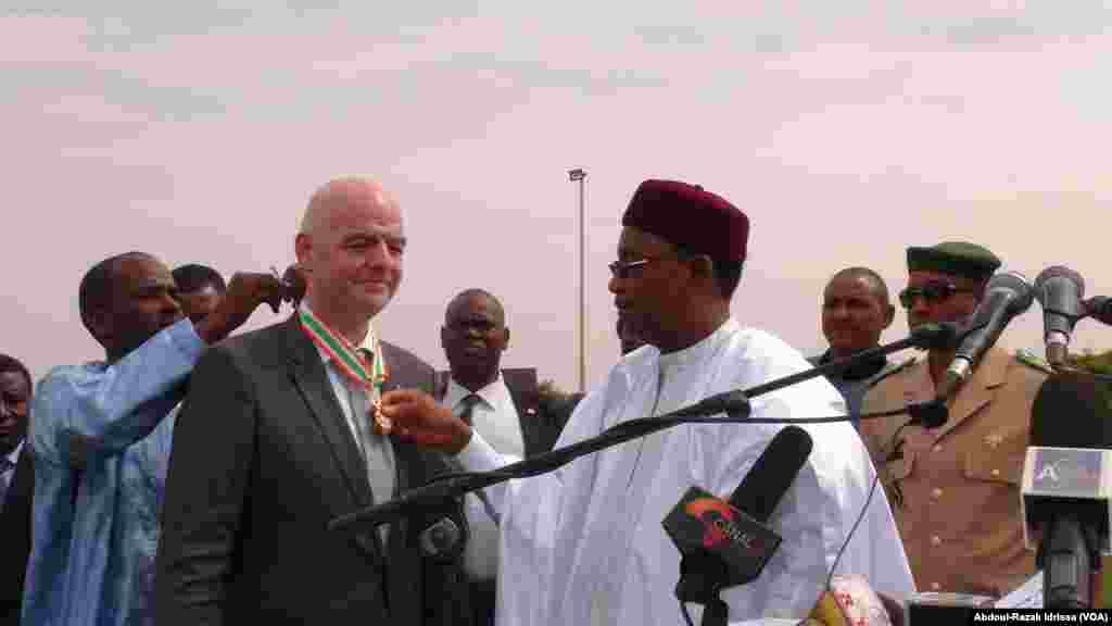 Gianni Infantino et Mohamadou Issoufou ont coupé le ruban pour l'inauguration d'un centre, à Niamey, Niger, le 28 février 2017. (VOA/Abdoul-Razak Idrissa)