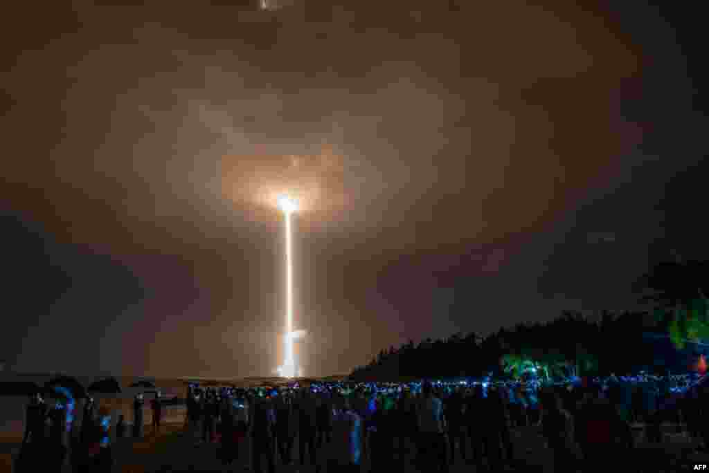 A Long March 5 rocket carrying China&#39;s Chang&#39;e-5 lunar probe launches from the Wenchang Space Center on China&#39;s southern Hainan Island, Nov. 24, 2020, on a mission to bring back lunar rocks.