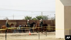 Des agents de la police aux frontières arrêtent des migrants venus de Tijuana au Mexique, San Diego, le 19 octobre 2017