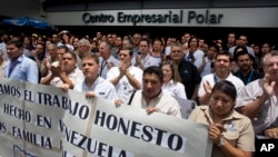 “¡Planta parada, planta entregada al pueblo! Ustedes me van a ayudar a recuperar todas las plantas paralizadas por la burguesía”, agregó Maduro.