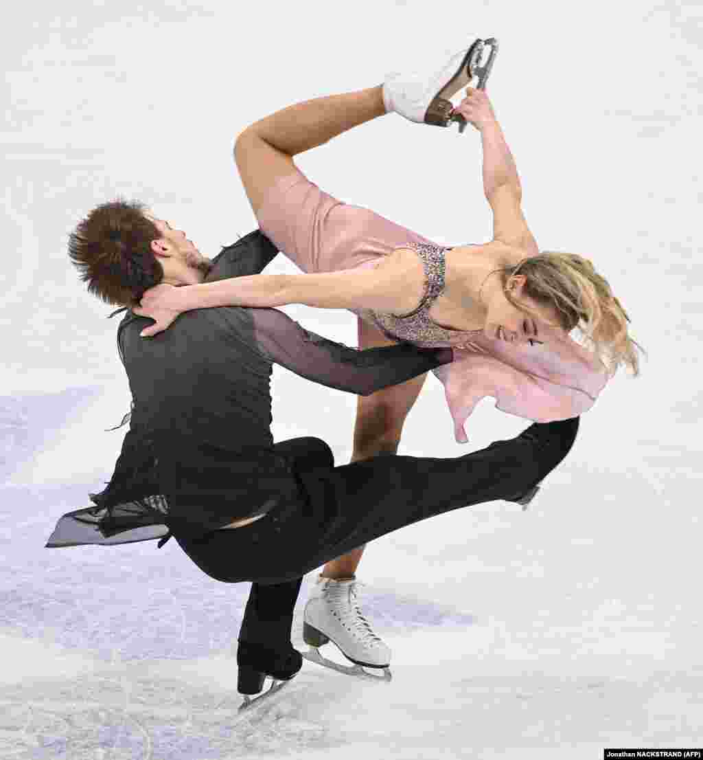 Victoria Sinitsina e Nikita Katsalapov da Rússia apresentam-se durante o evento gratuito de patinagem no gelo no Campeonato Mundial de Patinagem Artística ISU em Estocolmo em 27 de Março de 2021. Foto Jonathan Nackstrand / AFP