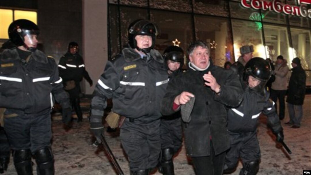 Polisi anti huru-hara menangkap seorang demonstran di Minsk, Belarusia.