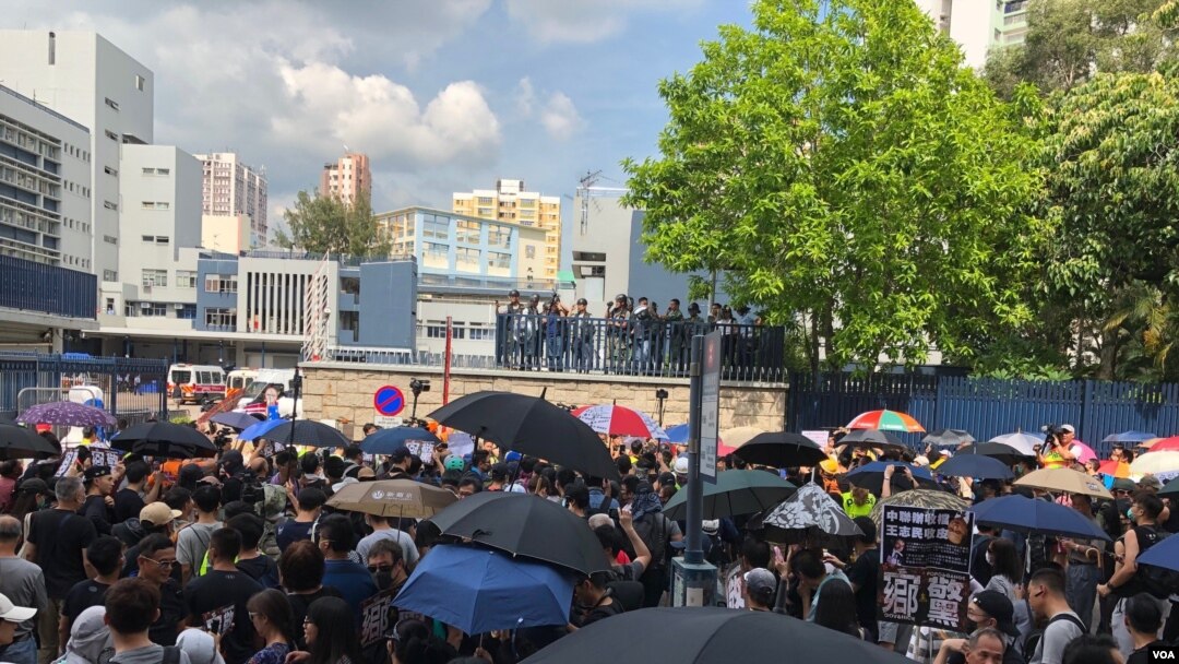 元朗7.27市民自發遊行抗議警黑涉嫌合作 （美國之音圖片/海彥拍攝）