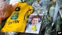 Foto Steven Noreilde dari Brasschaat, Belgia, salah satu korban penerbangan MH17, tergeletak dekat kaos bola di bandara Schipol, Amsterdam (20/17). (AP/Patrick Post)